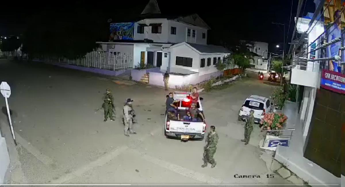 Captura de video policía con civiles armados. Foto: Twitter @ArakFialloNancy