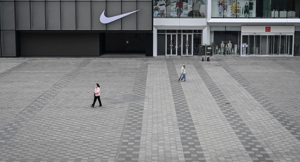 Las calles solitarias de la capital china tienen una apariencia fantasmal. Foto: AFP