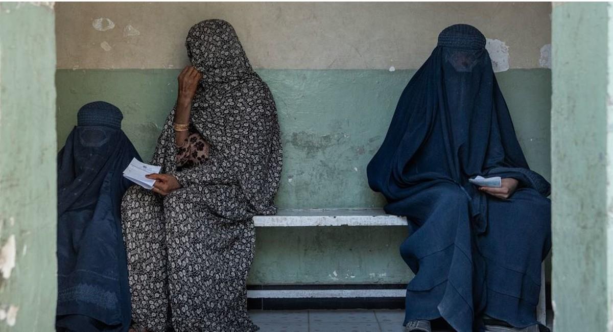 Desde que los talibanes se tomaron el poder, en agosto de 2021, han venido imponiendo medidas que reducen completamente a las mujeres. Foto:  UNICEF/Alessio Romenzi