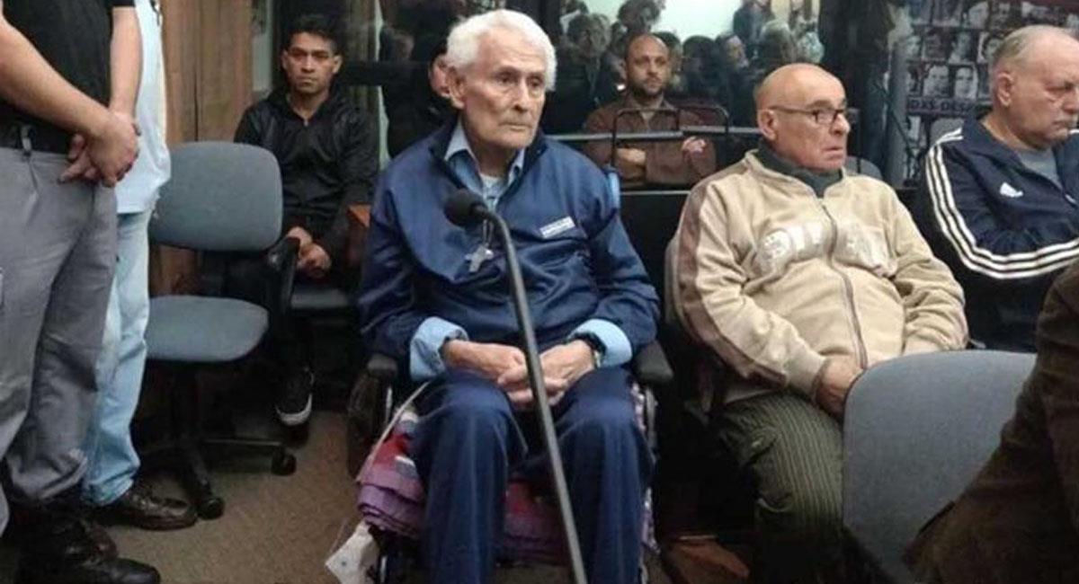 A pesar de su edad, 93 años, Miguel Etchecolatz, expolicía argentino fue condenado a cadena perpetua. Foto: Twitter @malditasuertefm