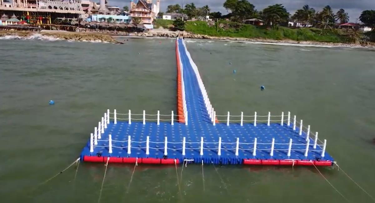 El puente "flotante" se mueve, al ritmo de las olas del mar y es un verdadero atractivo para Arboletes. Foto: Youtube