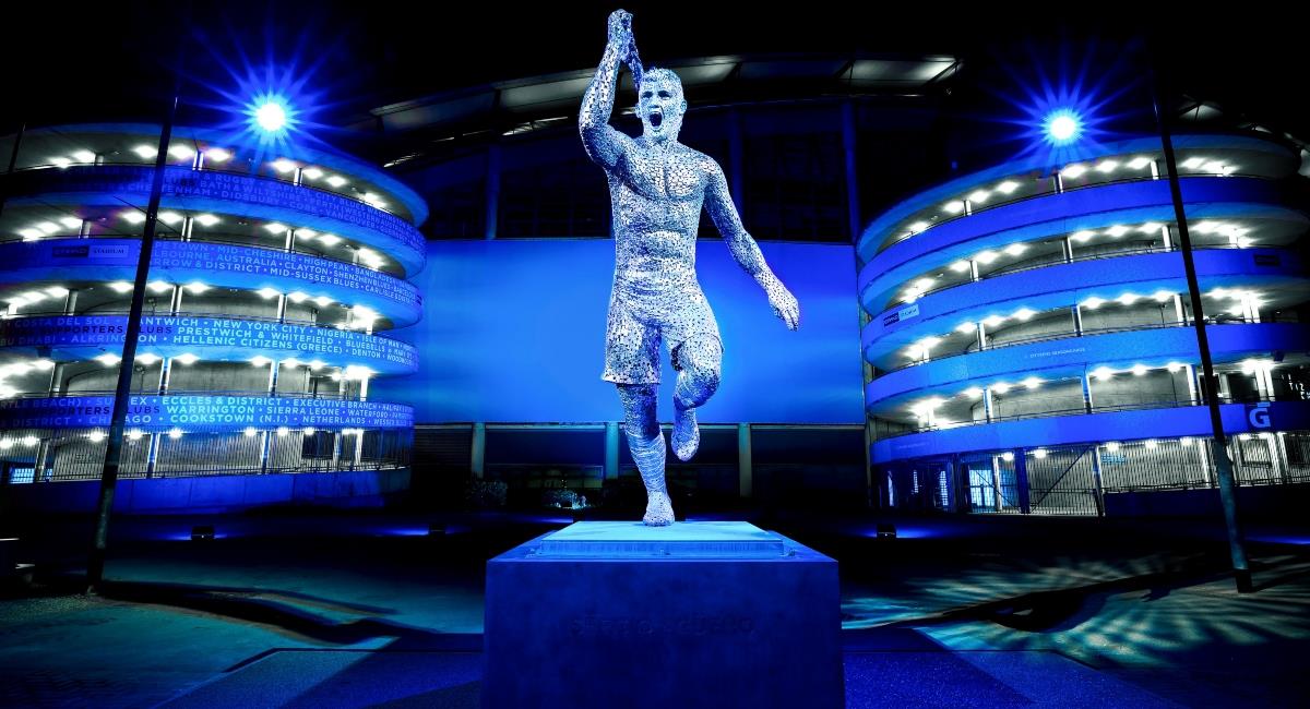 Manchester City inauguró la estatua del 'Kun' Agüero. Foto: Twitter @ManCity