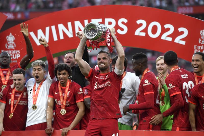 Luis Díaz protagonizó un momento gracioso en pleno festejo del Liverpool  con el trofeo de la FA Cup