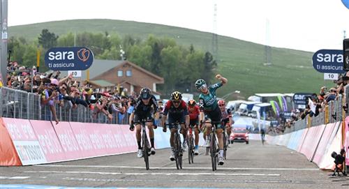 Hindely ganó la etapa 9 del Giro de Italia en un final de infarto