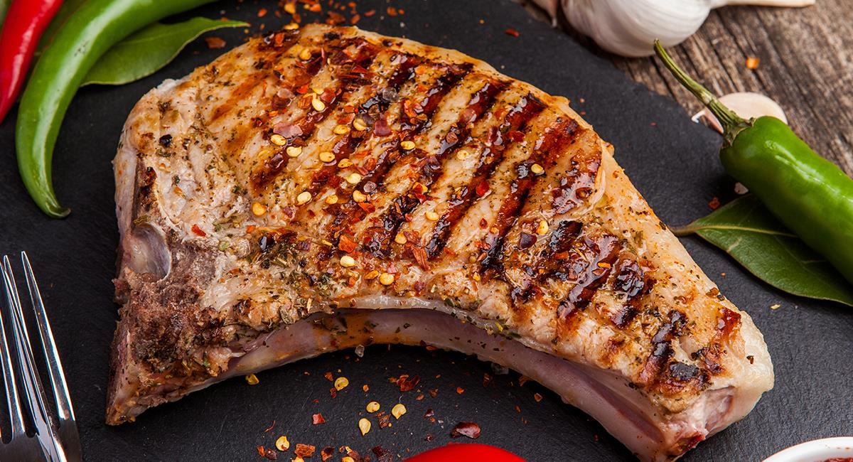 Así podrás hacer un almuerzo delicioso en casa, con ciruelas y cerdo. Foto: Shutterstock