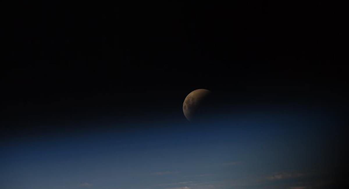 El Eclipse se vio desde la Estación Espacial Internacional y uno de los astronautas lo compartió en redes. Foto: Twitter @AstroSamantha