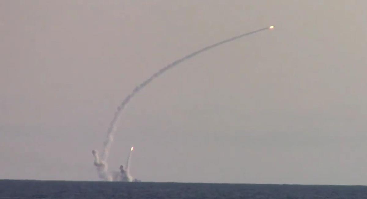 Desde el Mar Negro, misiles de alta precisión Kalibr de la Armada de Rusia atacan posiciones en Ucrania. Foto: Captura de pantalla