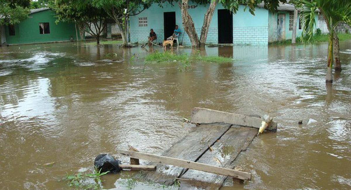 El invierno en Colombia ha causado el desbordamiento y posterior inundación en muchas zonas. Foto: Twitter @FacetaCinco
