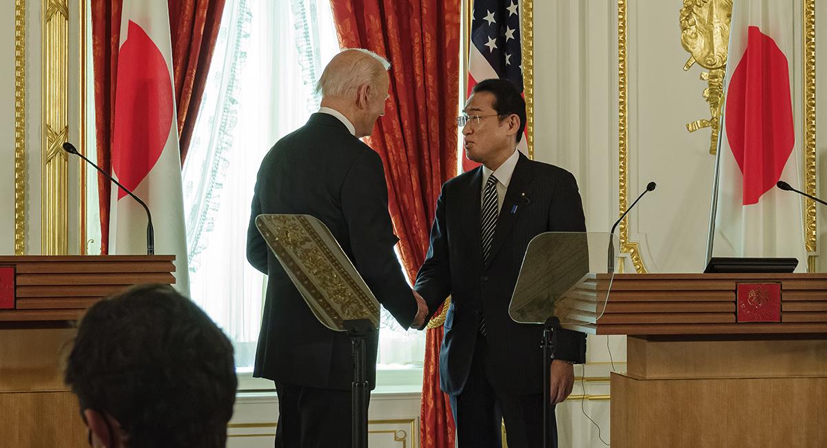 Fumio Kishida y Joe Biden. Foto: EFE EFE/EPA/NICOLAS DATICHE / POOL