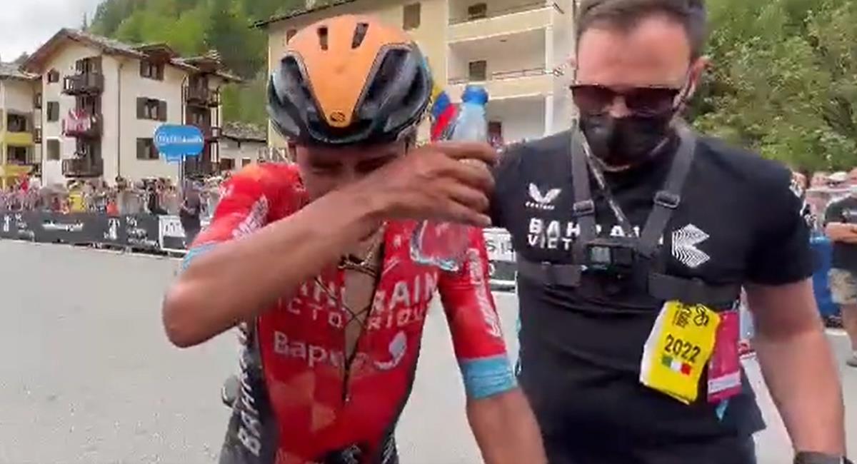 Santiago Buitrago rompe en llanto al no conseguir el primer lugar este domingo en el Giro de Italia. Foto: Twitter Directv Sports