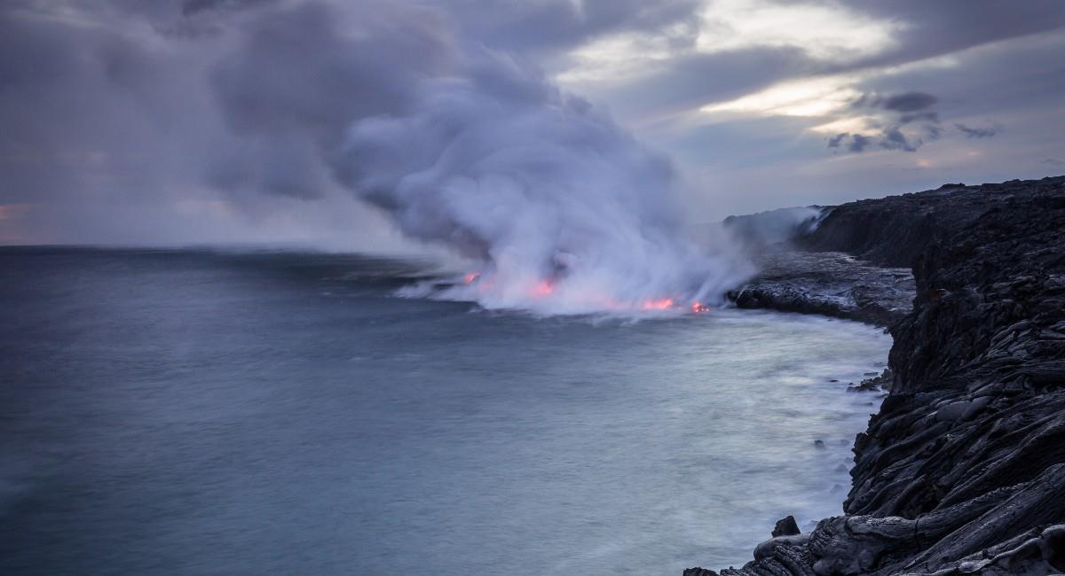 Erupción de volcán marino. Foto: Shutterstock