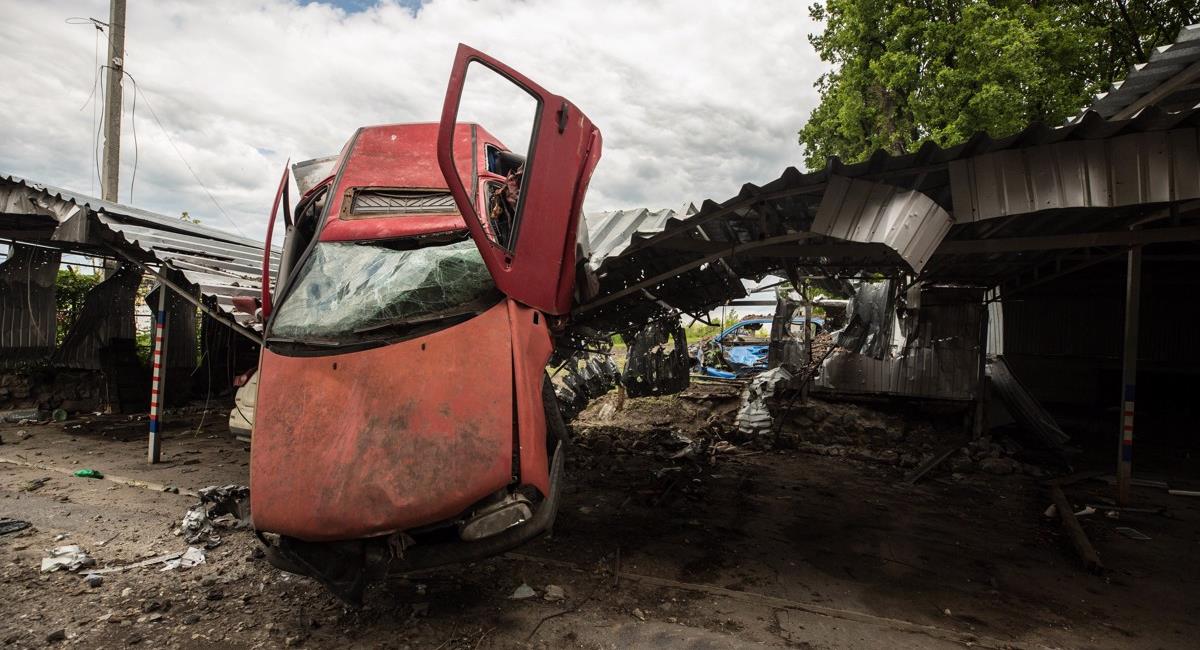 Edificio y vehículo destruidos por bombardeo ruso en Járkov, Ucrania. Foto: EFE