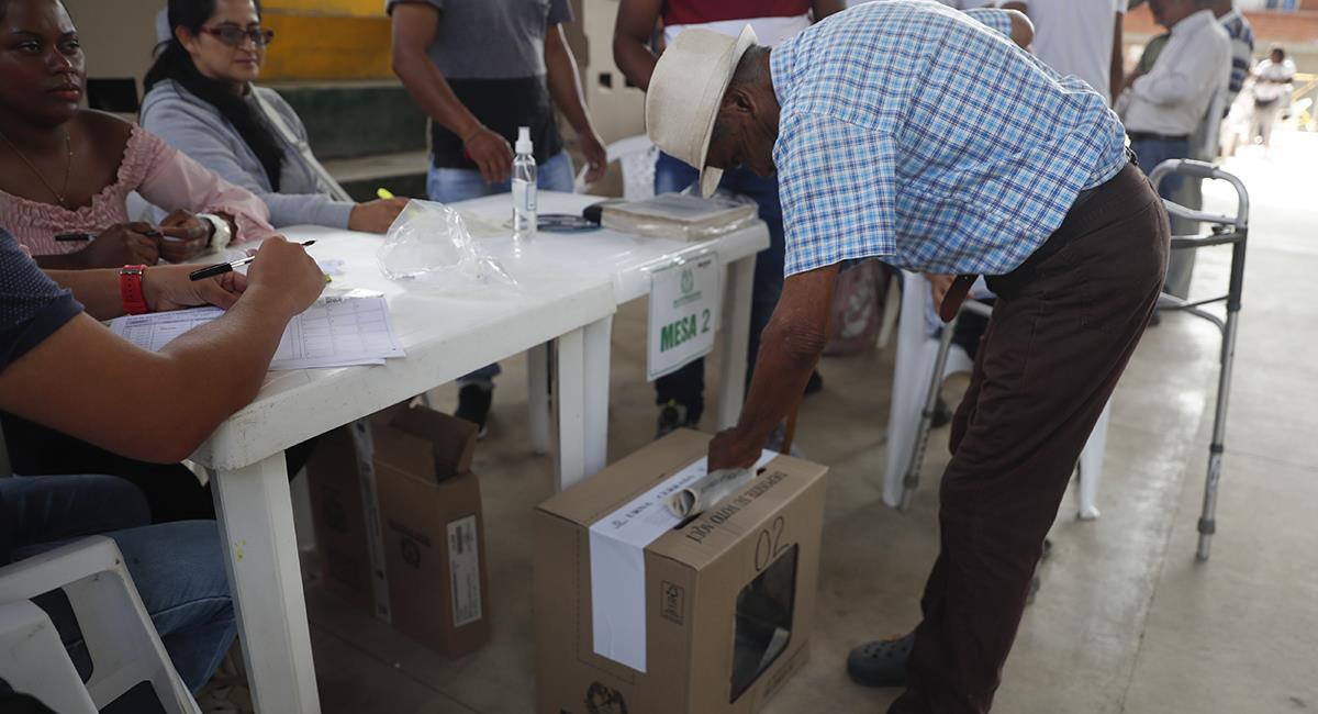 Un hombre depositando su voto. Foto: EFE EFE/ Ernesto Guzmán Jr