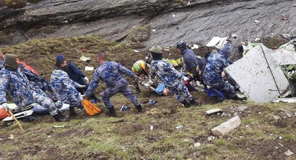 Equipos de rescate encontraron 21 cadáveres del avión accidentado en Nepal. Foto: Twitter