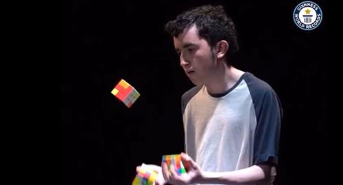 Un colombiano es récord Guinness armando cubos Rubik
