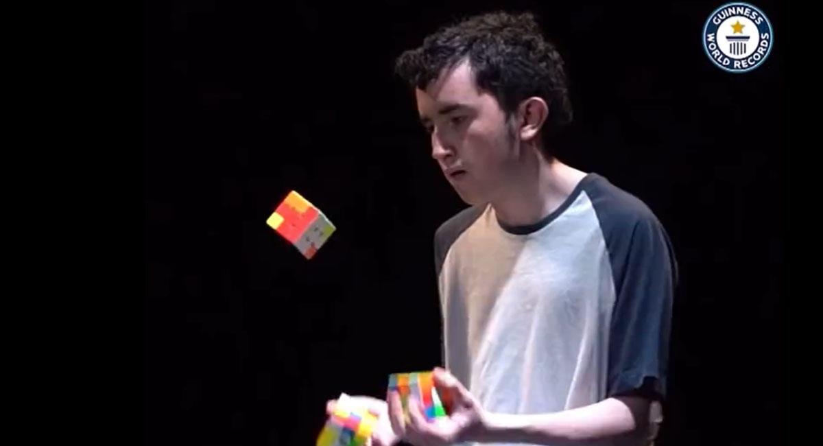 Ángel Alvarado tiene 19 años y ostento el Guinness récord de armado de cubo Rubik con malabares. Foto: Twitter @Colombian_NYM