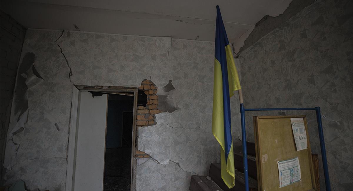 Interior destruido de una escuela en el distrito de Saltvitka, en Járkov (Ucrania). Foto: EFE EFE/ Esteban Biba