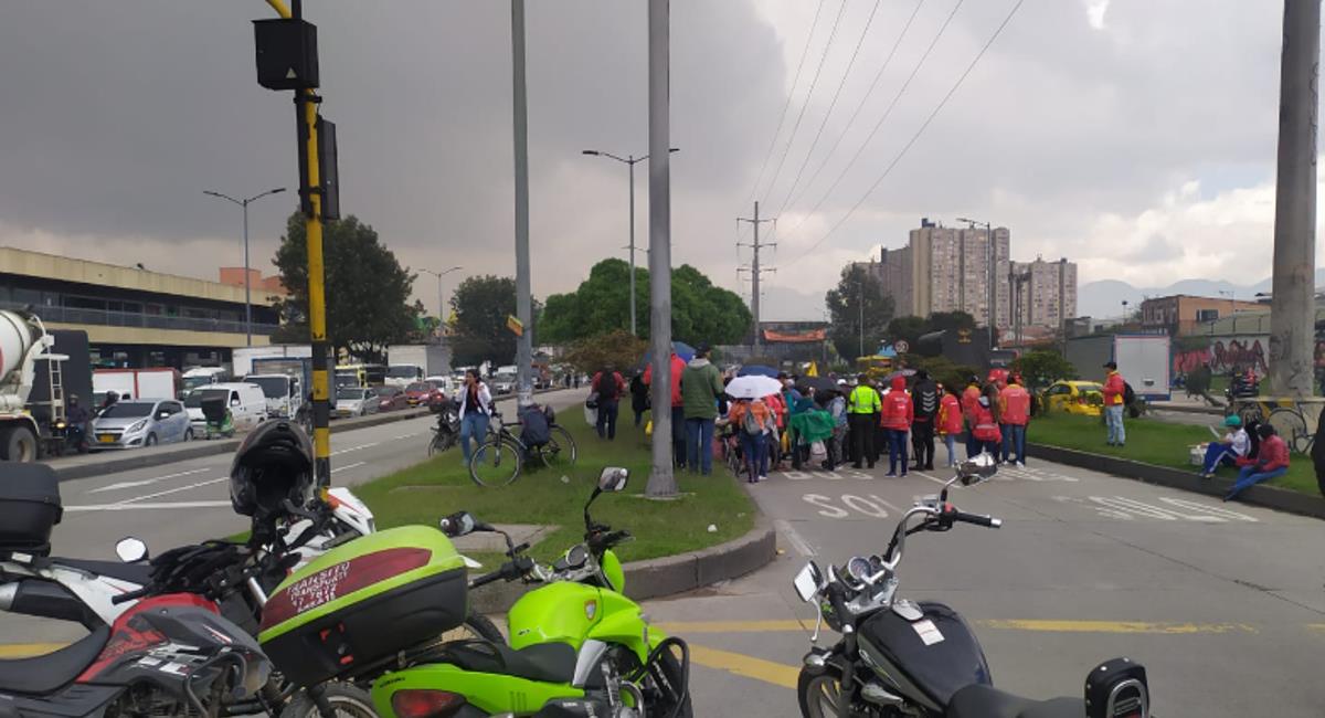 Los manifestantes bloquearon la Autopista Sur, causando suspensión de varias estaciones de TransMilenio hasta Soacha. Foto: Twitter @BogotaTransito