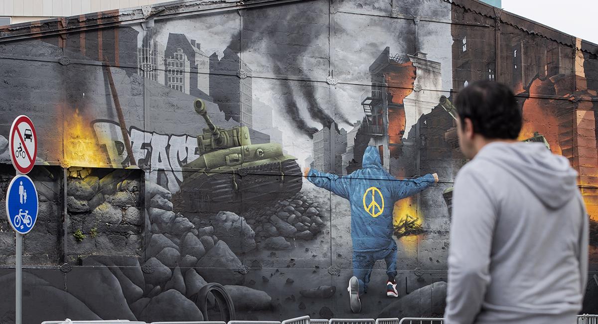 Vista del mural "Luchador por la Libertad" pintado por el artista urbano MrDheo, como homenaje a la resistencia del pueblo ucraniano ante la inavasión de Rusia. Foto: EFE EFE/ Jose Coelho
