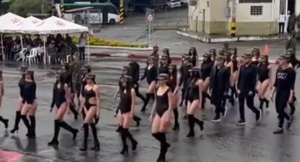 Batallón Ayacucho de Manizales: escándalo por desfile de mujeres en ‘body’. Foto: Twitter @VelandiaZuluaga