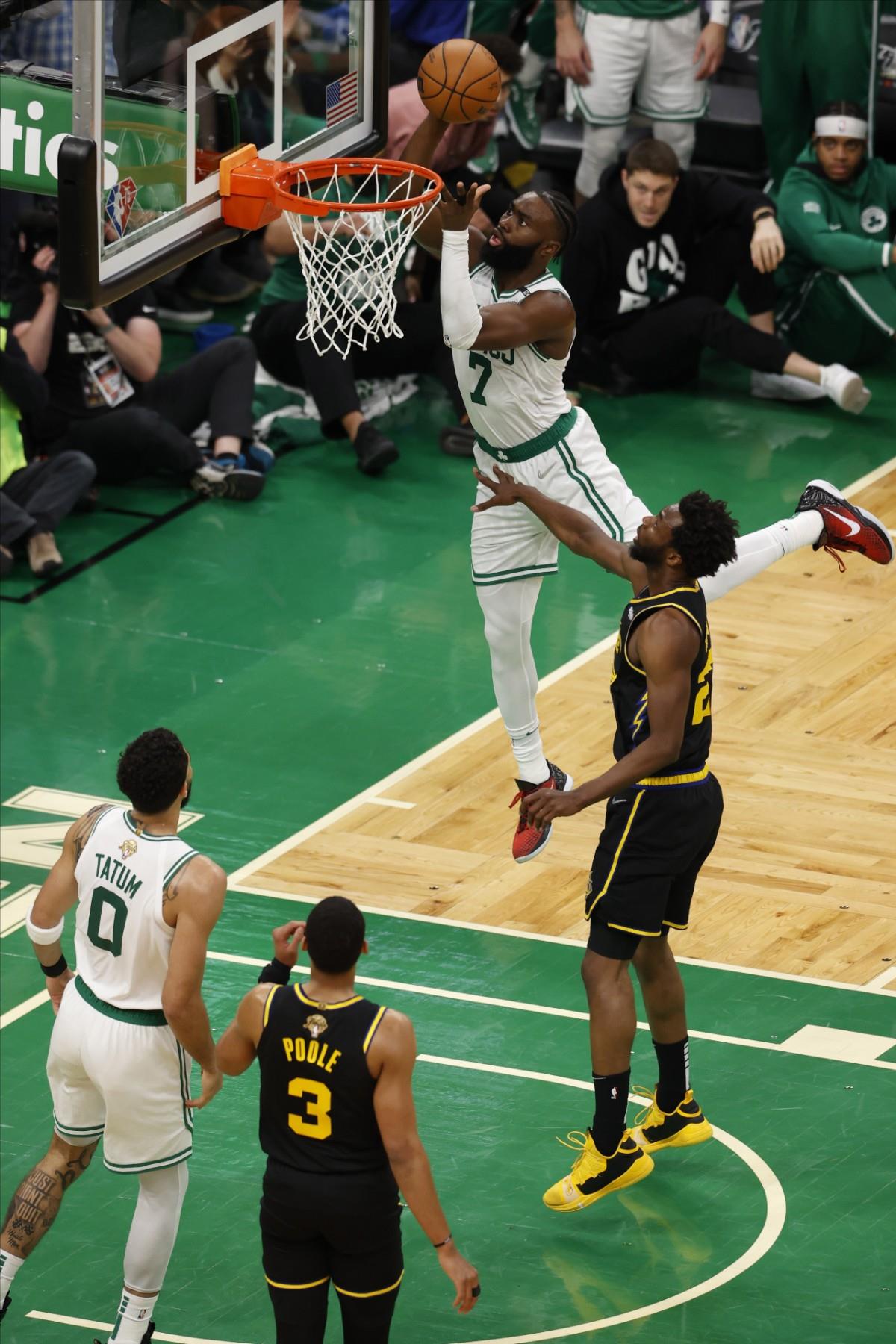 Los Boston Celtics se adelantaron en la serie 2 a 1. Foto: EFE CJ Gunther