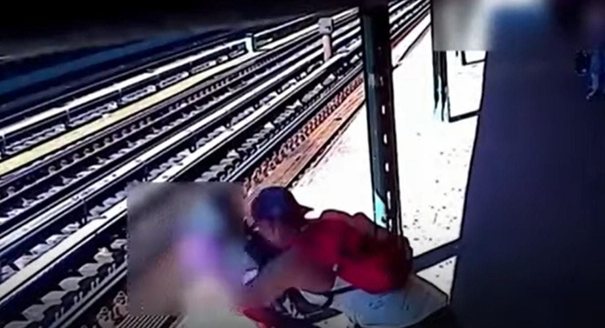 Un hombre lanzó a una mujer a las vías del tren en una estación de la ciudad de Nueva York. Foto: Youtube