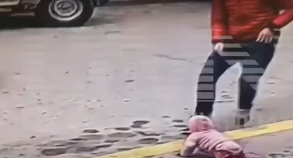 Un bebé gateaba por la acera y de repente decidió cruzar la calle, pero por fortuna un transeúnte lo impidió. Foto: Youtube