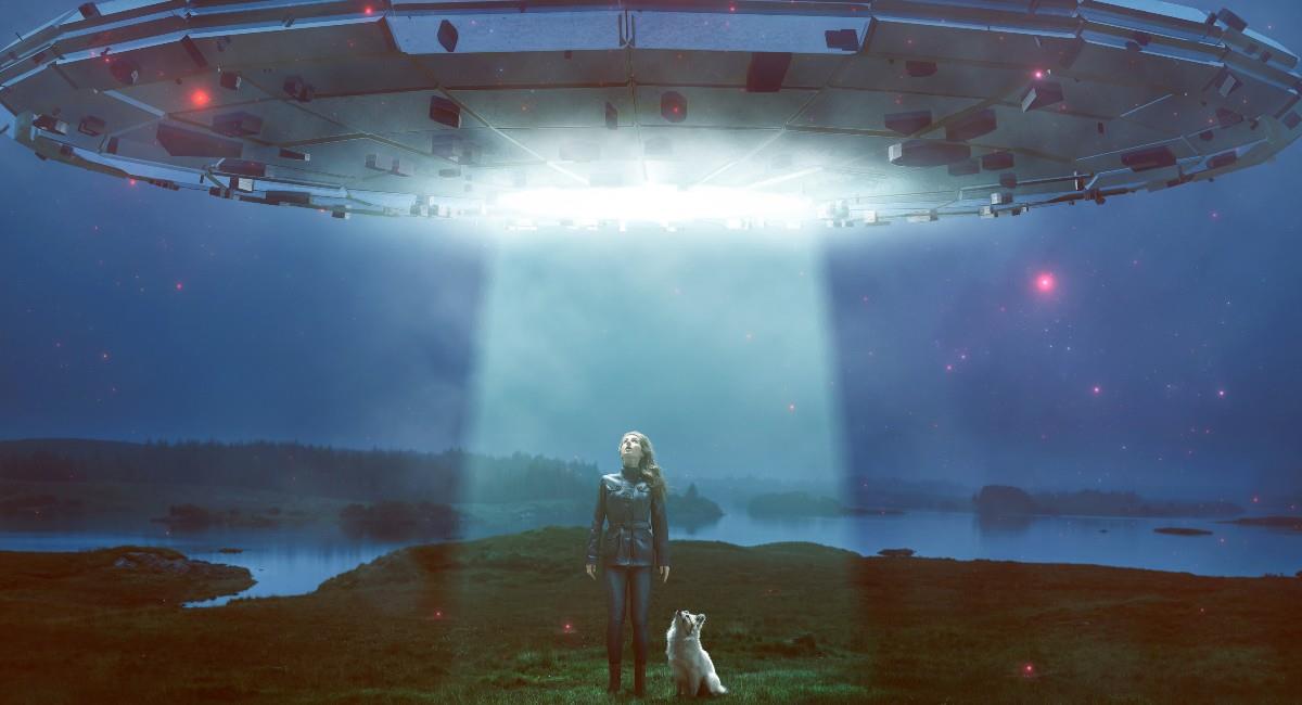 Mujer habla con extraterrestres. Foto: Shutterstock