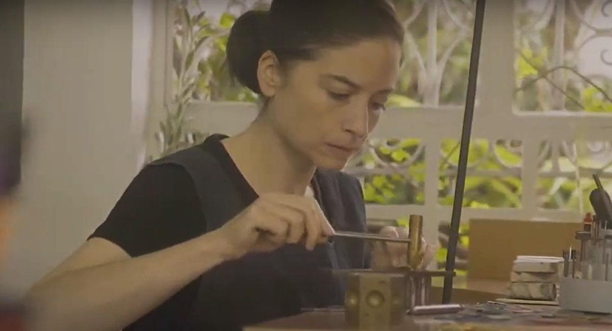 Tatiana Apráez plasma la técnica milenaria del barniz de Pasto en su producción joyera y artística. Foto: Youtube
