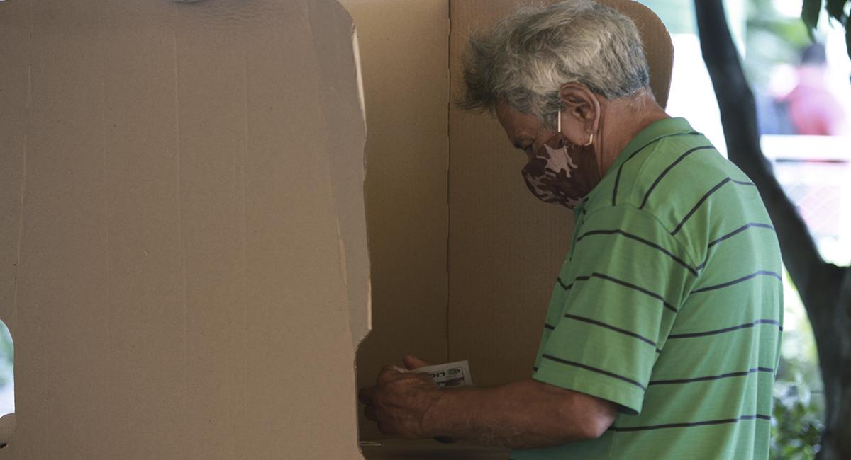 Un ciudadano colombiano residente en Venezuela acude a votar durante el inicio de los comicios de la segunda vuelta de las elecciones presidenciales. Foto: EFE EFE/ Mario Caicedo
