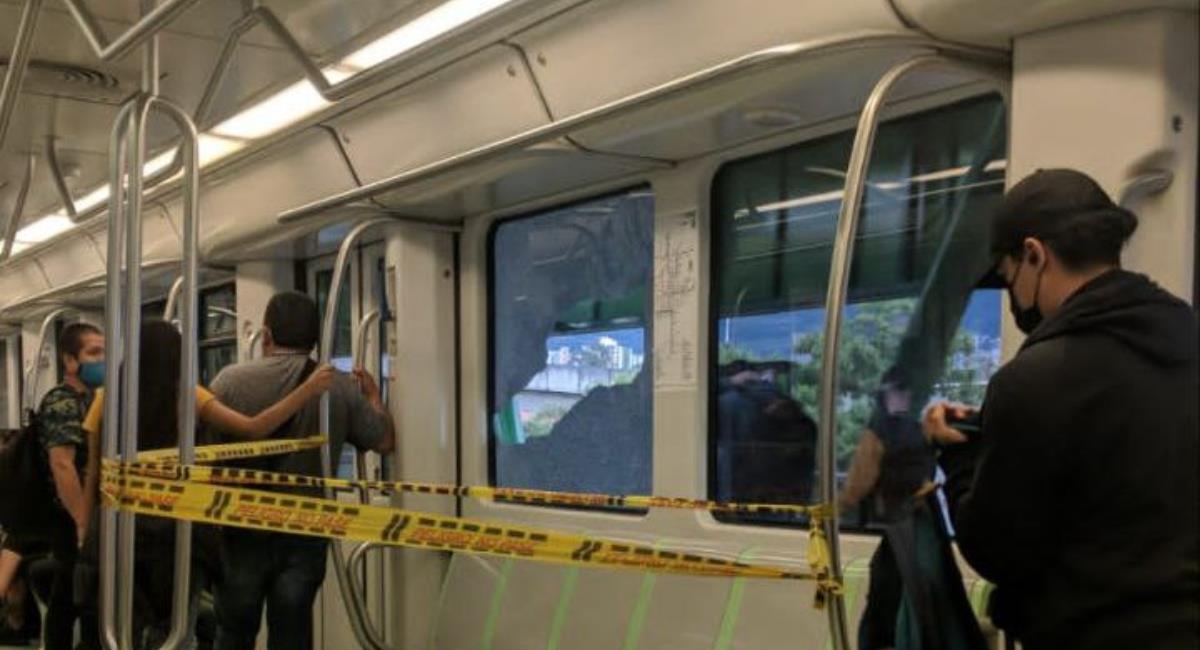 Vandalizan con piedras ventanas y puertas de vagones del Metro de Medellín. Foto: Twitter @DenunciasAnto2