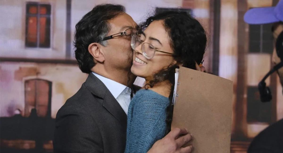 Gustavo Petro con su hija Sofía Petro en un debate. Foto: Instagram @gustavopetrourrego