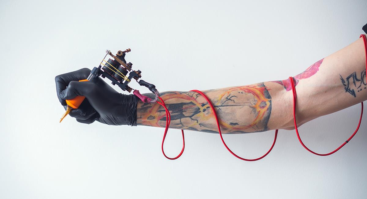 Nueva moda: hombre se tatuó sus tenis favoritos para no volver a comprar zapatos. Foto: Shutterstock