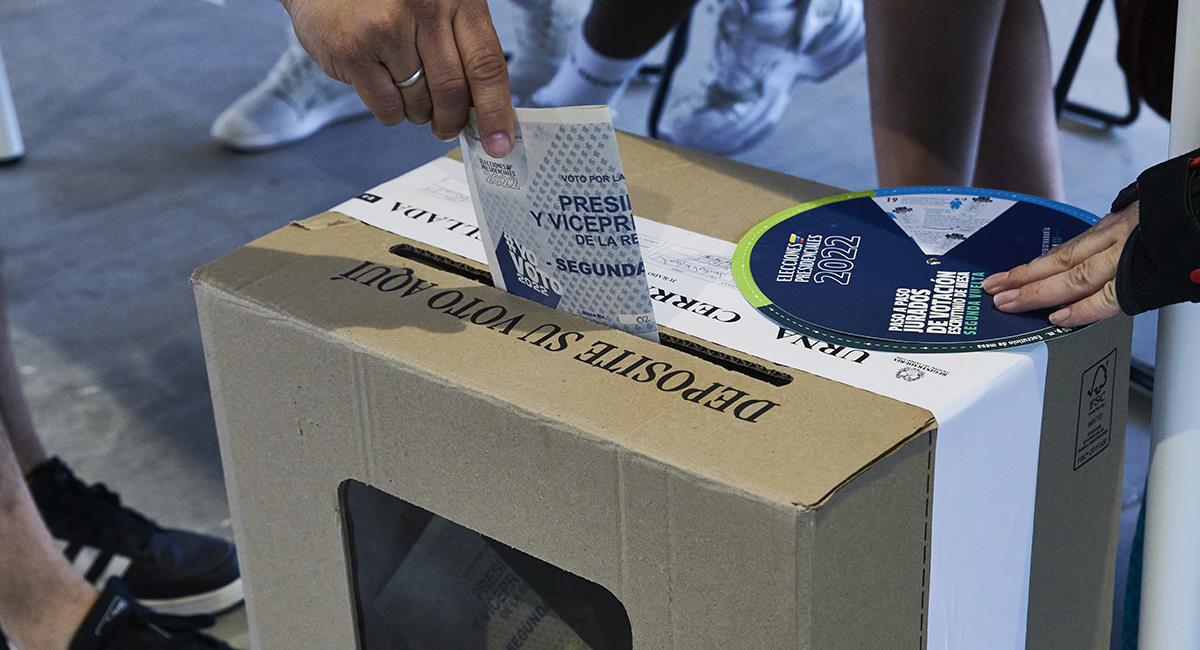 Ciudadanos colombianos residentes en España ejercen su derecho al voto durante la jornada de elecciones de Colombia. Foto: EFE EFE/Luca Piergiovanni