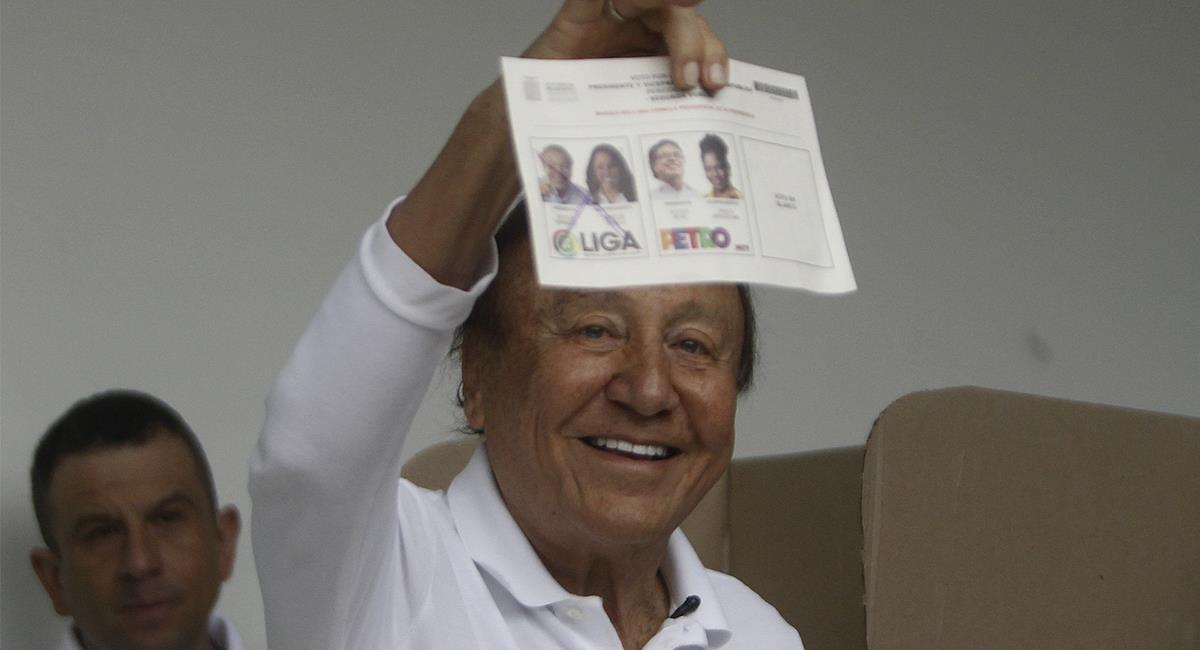 El candidato presidencial, Rodolfo Hernández muestra su voto hoy, en el Colegio Santander, en Bucaramanga. Foto: EFE EFE/ Luis Eduardo Noriega A.