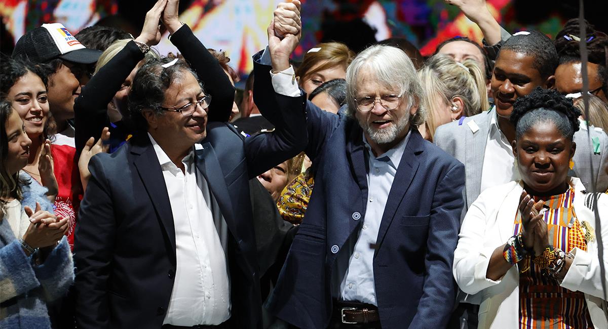 El presidente electo Gustavo Petro alza la mano del exalcalde de Bogotá Antanas Mockus. Foto: EFE EFE/ Mauricio Dueñas