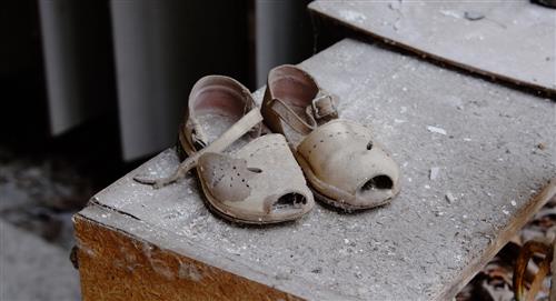 El niño que recibió los zapatos de su profesora decidió dárselos a su madrastra 