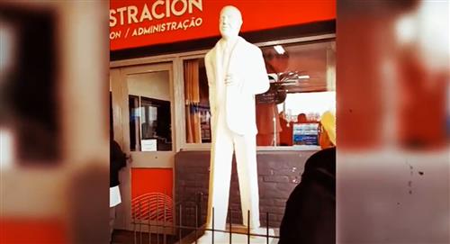 Estatua de Carlos Gardel en Uruguay no se parece al ídolo 