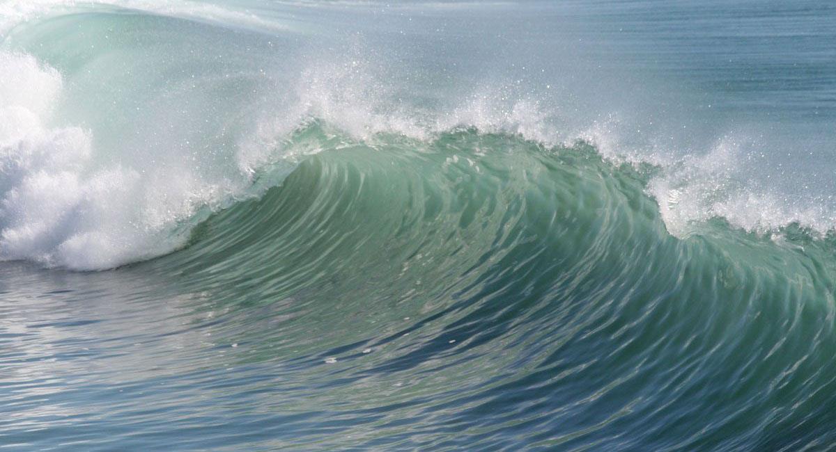 Las fuertes olas fueron causantes del naufragio de una embarcación entre Buenaventura y Juanchaco. Foto: Pixabay