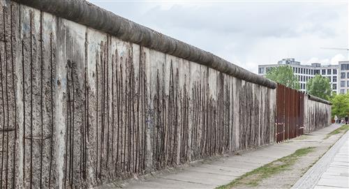 Mujer asegura que se casó con el Muro de Berlín
