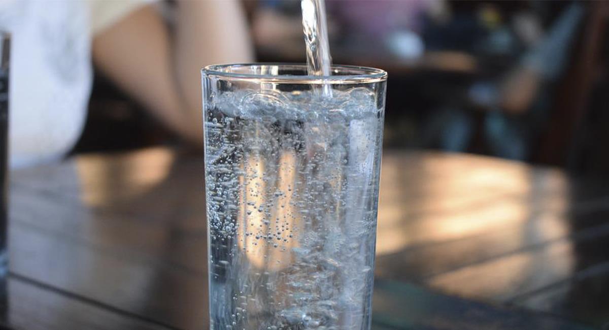 Se sirve agua en un vaso de agua. Foto: Pixabay