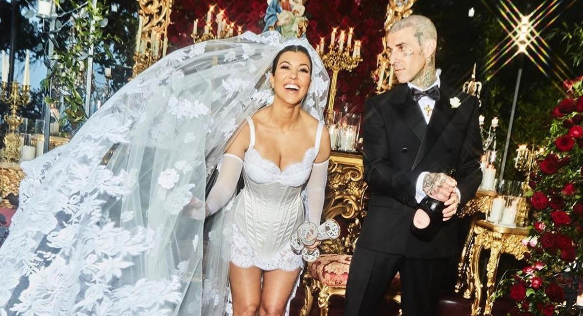 Kourtney Kardashian y Travis Barker en su boda. Foto: Instagram @kourtneykardashian