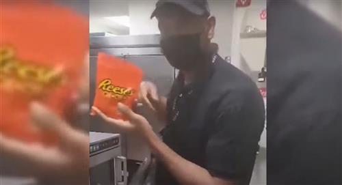 Empleado recibe bolsa de chocolates por 27 años de trabajo 