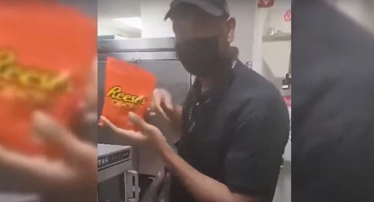 El empleado que por 27 años trabajó en un restaurante muestra los regalos recibidos por el tiempo laborado. Foto: Youtube