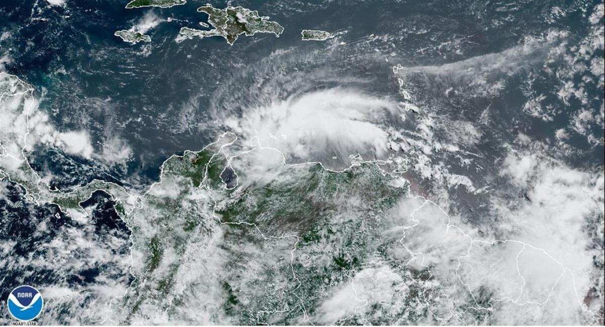 Este jueves el IDEAM avisó que es muy probable que se presente una tormenta tropical en la isla las próximas horas. Foto: NOAA-NHC / EFE