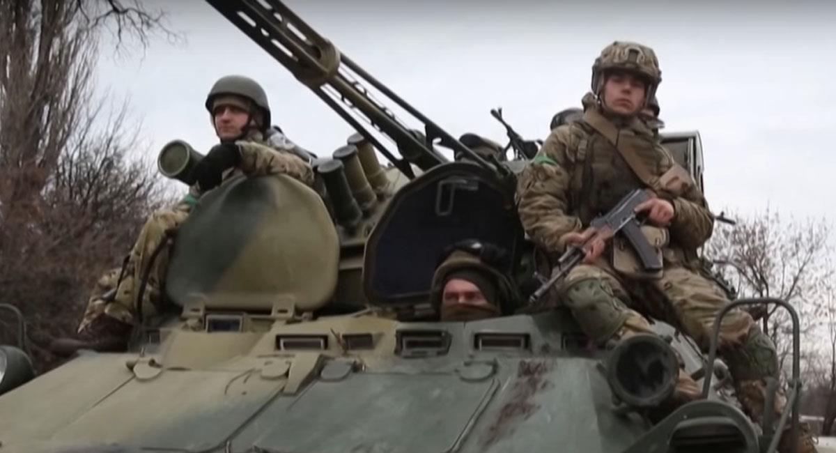 Soldados rusos, chechenos y milicianos de Lugansk se han tomado la ciudad de Lisichansk en Lugansk. Foto: Youtube
