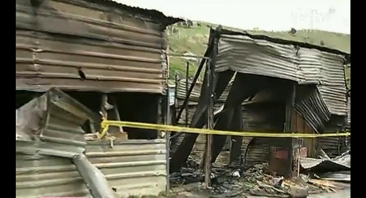 Cuando los bomberos apagaron el fuego, encontraron los tres cuerpos de la familia que murió en el incendio. Foto: Captura de pantalla