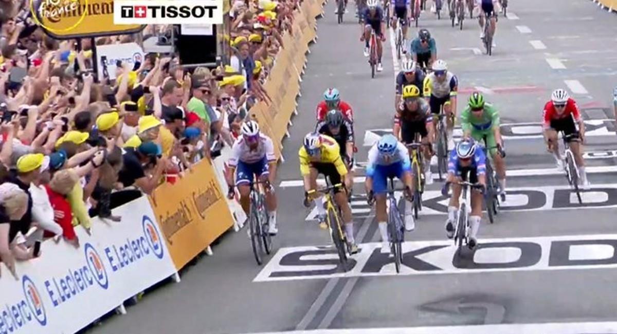 Dylan Groenewegen le ganó la pulseada a Van Aert y ganó la etapa 3. Foto: Twitter Tour de Francia
