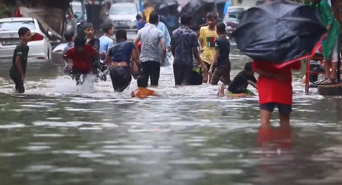Las lluvias monzónicas no solo han inundado zonas rurales de India sino también ciudades como Bombay. Foto: Youtube