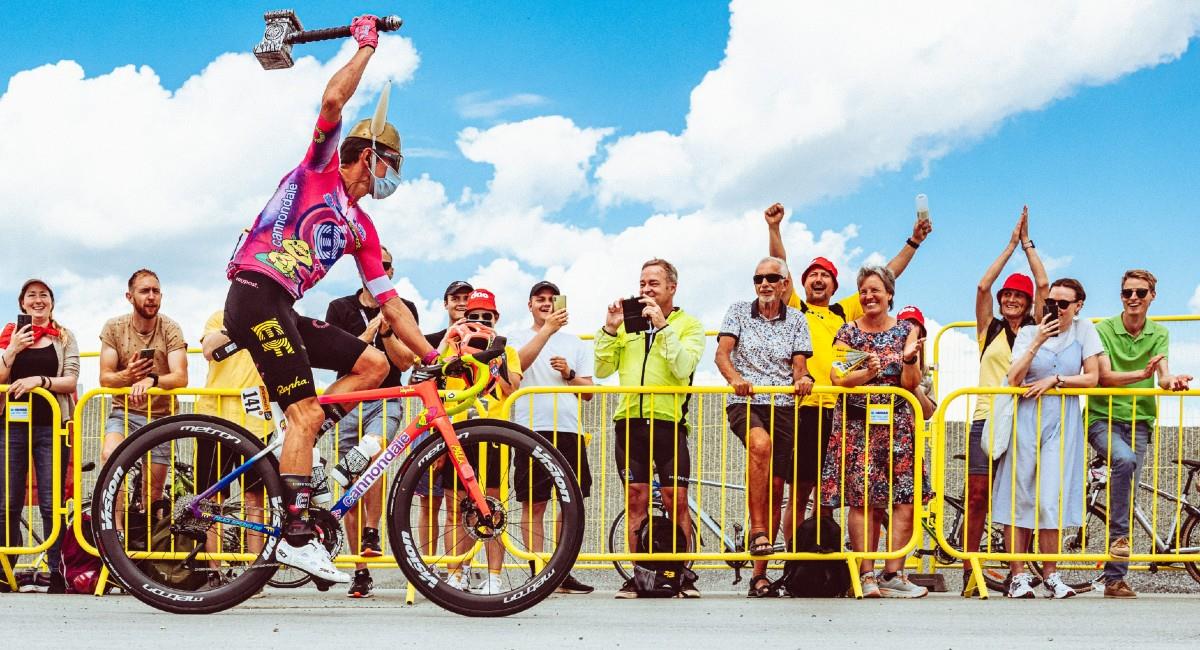 Rigoberto Urán fue la sensación al llegar vestido de vikingo a la etapa 3 del Tour de Francia. Foto: Twitter @LeTour